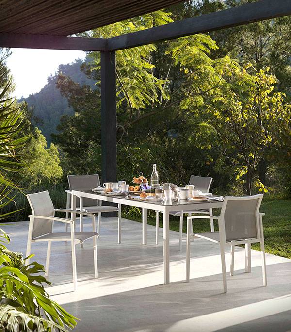 Salon de jardin : Tables et chaises de la marque GABAR en aluminium sur la commune de Bandol