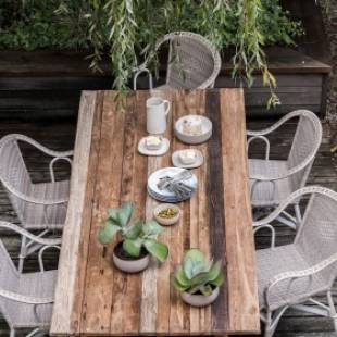 Tables et chaises de jardin en résine ou en teck recyclé de chez KOK