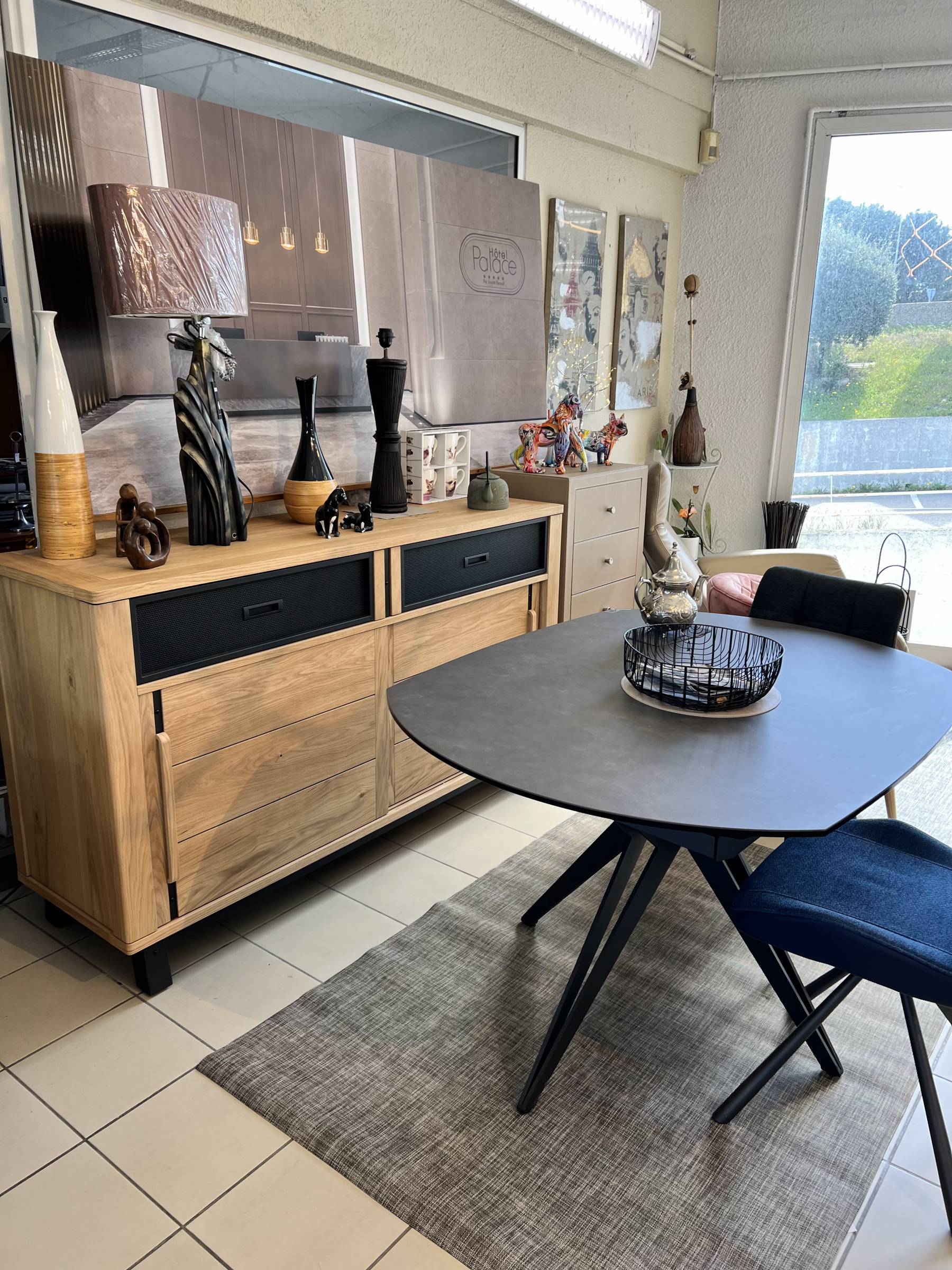 Table en céramique et enfilade en chêne à Bandol