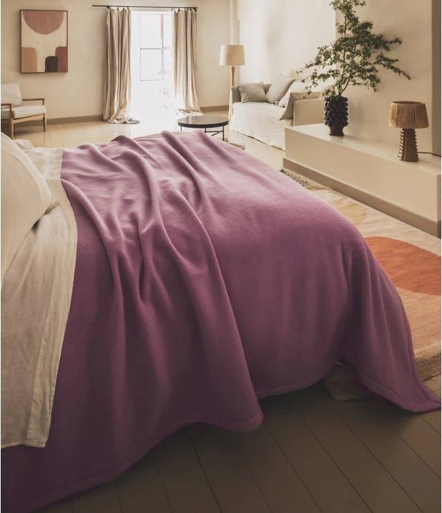 Conseils pour harmoniser linge de lit Brun de Vian-Tiran et mobilier contemporain à Saint-Cyr-sur-Mer