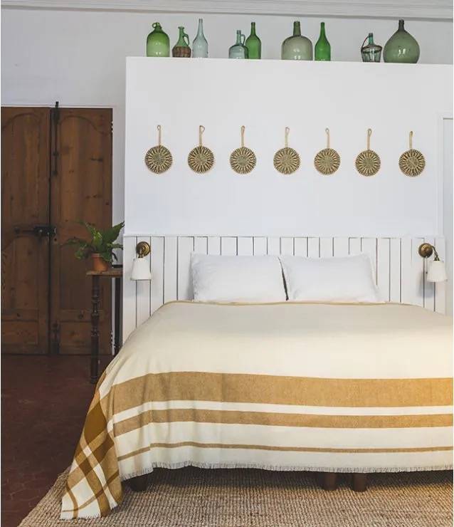 Pourquoi privilégier le linge de maison Brun de Vian Tiran dans votre décoration intérieure à La Cadière pour une touche élégante ?