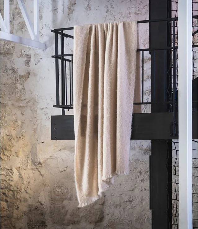 Conseils pour harmoniser linge de lit Brun de Vian-Tiran et mobilier contemporain à Saint-Cyr-sur-Mer