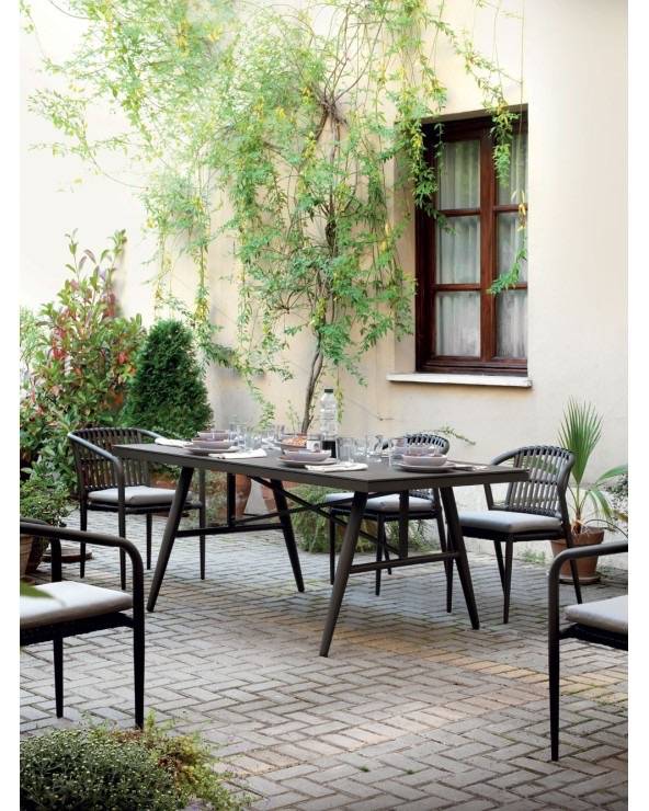 Table de jardin près de Saint-Cyr-sur-Mer : convivialité extérieure en toute saison