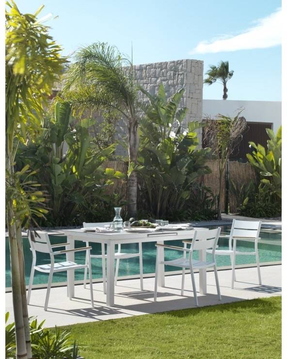 Table de jardin près de Saint-Cyr-sur-Mer : convivialité extérieure en toute saison