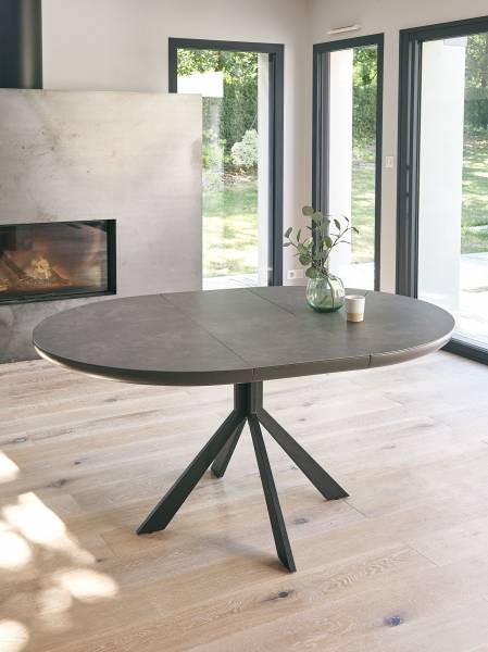 Table ovale en céramique couleur gris anthracite à Saint Cyr sur Mer